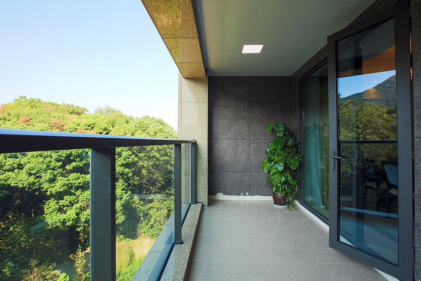 陽臺.jpg 陽臺.jpg